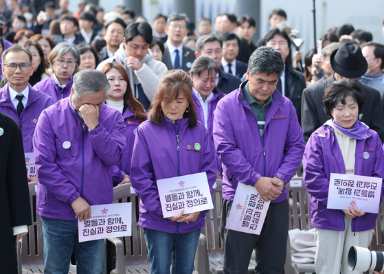 Families of victims of the Oct. 29, 2022 Itaewon crowd crush are seen during a memorial ceremony held at Gwanghwamun Square in Jongno District, central Seoul on Oct. 29. [YONHAP]