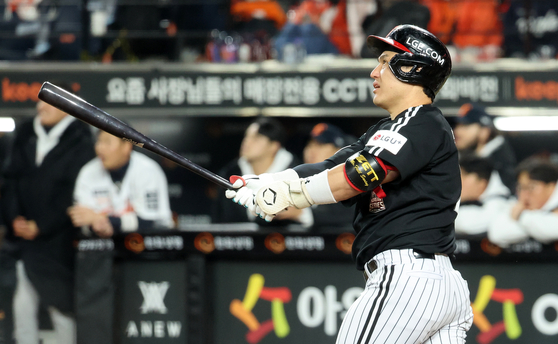 Park Dong-won of the LG Twins watches his two-run home run against the Hanwha Eagles during Game 4 of the Korean Series at Daejeon Hanwha Life Ballpark in Daejeon on Oct. 30. [YONHAP]