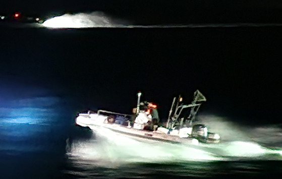 Chinese nationals attempt to flee across the Yellow Sea while trying to illegally enter Taean County, South Chungcheong, in the early morning of Oct. 6. [COAST GUARD]
