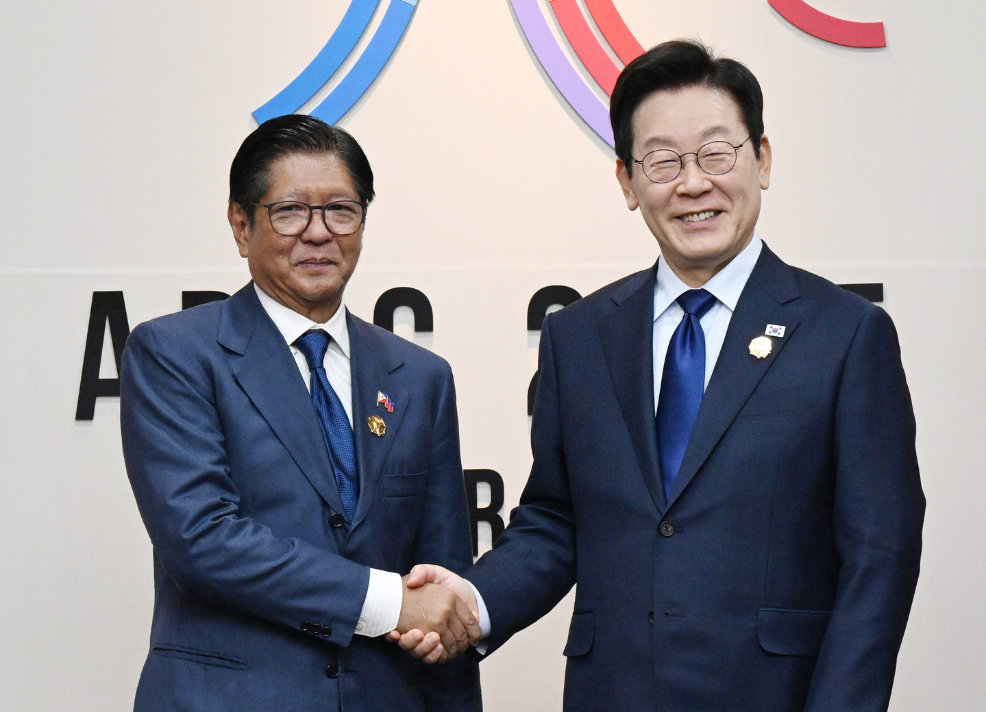 President Lee Jae Myung, right, shakes hands with Chilean President Gabriel Boric at the Gyeongju Hwabaek International Convention Center, the main venue of the Asia-Pacific Economic Cooperation summit, on Oct. 31. [PRESIDENTIAL PRESS CORPS]