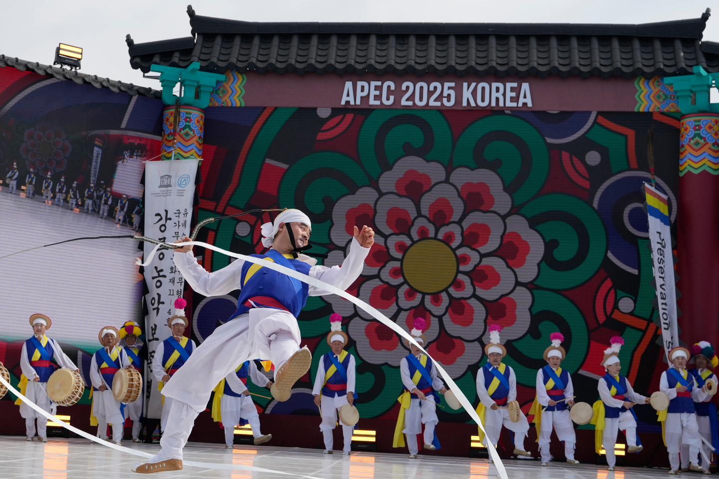 A Korean folk music performer takes the stage outside the venue for the APEC CEO Summit in Gyeongju, North Gyeongsang on Oct. 31. [AP/YONHAP]