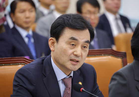 Defense Minister Ahn Gyu-back attends a parliamentary audit of his agency at the National Assembly in Seoul on Oct. 30, one day after U.S. President Donald Trump said he has granted approval for Korea to build a nuclear-powered submarine, adding the submarine will be built at shipyards in Philadelphia. [YONHAP] 