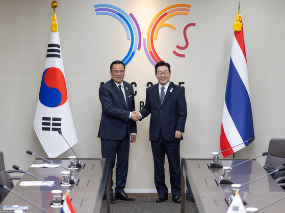President Lee Jae Myung, right, shakes hands with Thai Prime Minister Anutin Charnvirakul ahead of their summit at the Gyeongju Hwabaek International Convention Center in the southeastern city of Gyeongju on Oct. 30. [PRESIDENTIAL OFFICE]