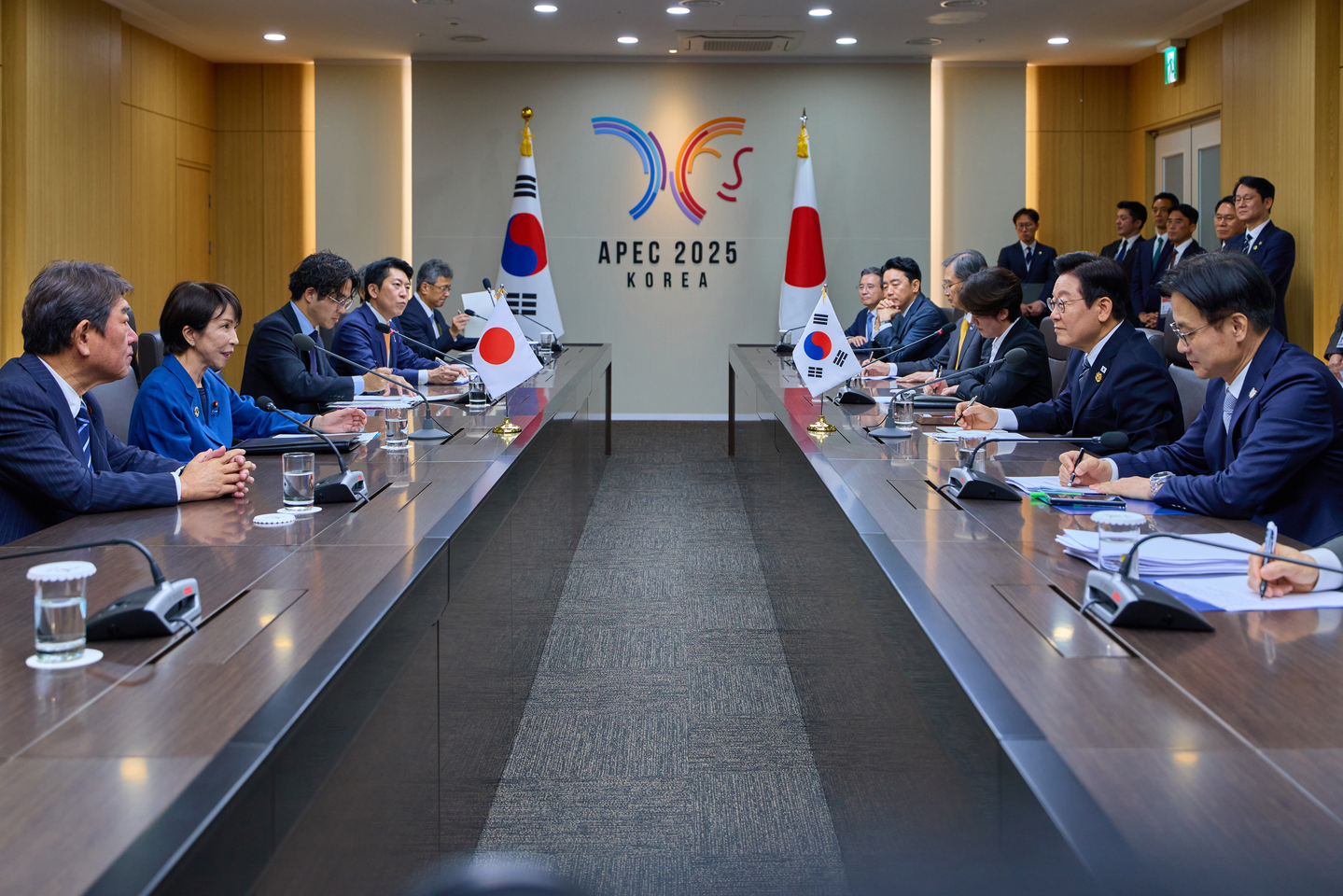 President Lee Jae Myung, second from right, holds a summit with Japanese Prime Minister Sanae Takaichi, second from left, at the main venue of the Asia-Pacific Economic Cooperation (APEC) summit in Gyeongju, North Gyeongsang, on Oct. 30. [PRESIDENTIAL OFFICE]