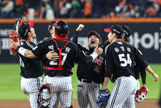 LG Twins players celebrate in the dugout after Moon Bo-gyeong hit an RBI double and took third base against the Hanwha Eagles during Game 4 of the Korean Series at Daejeon Hanwha Life Ballpark in Daejeon on Oct. 30. [NEWS1]