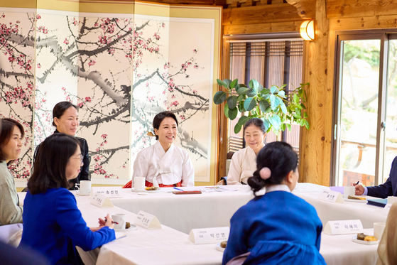 First lady Kim Hea Kyung, center, meets with hanbok designers at a tea meeting at the Gyeongju National Museum in Gyeongju on Oct. 30. [PRESIDENTIAL OFFICE]
