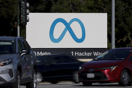 Vehicles drive past the Meta signage at the Meta Platforms headquarters in Menlo Park, California on Oct. 28. [EPA/YONHAP]