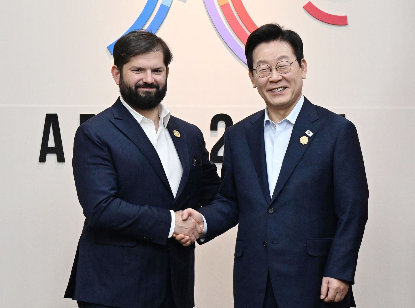 President Lee Jae Myung, right, shakes hands with Philippine President Ferdinand Marcos Jr.  at the Gyeongju Hwabaek International Convention Center, the main venue of the Asia-Pacific Economic Cooperation summit, on Oct. 31. [PRESIDENTIAL PRESS CORPS]