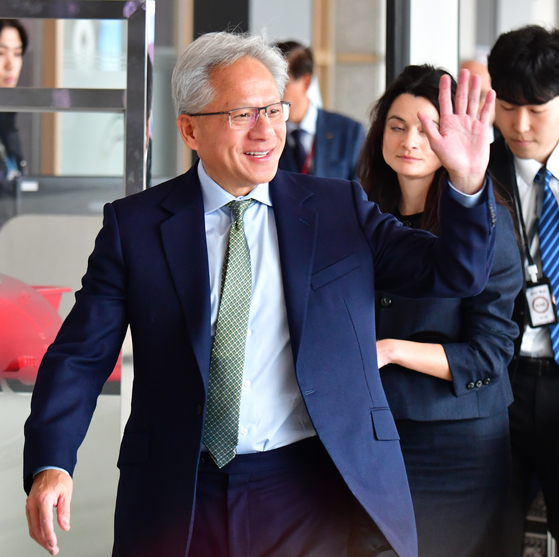 Nvidia CEO Jensen Huang waves to onlookers as he arrives at Pohang Gyeongju Airport to attend the Asia-Pacific Economic Cooperation CEO Summit held at Gyeongju, North Gyeongsang, on Oct. 31. [NEWS1] 