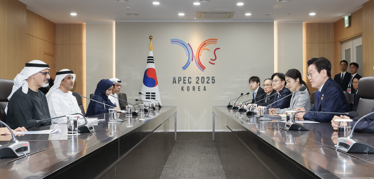 President Lee Jae Myung, first on the front row, delivers opening remarks during his meeting with UAE Crown Prince Khalid bin Mohamed Al Nahyan at the APEC summit venue in Gyeongju, North Gyeongsang, on Oct. 31. [PRESIDENTIAL PRESS CORPS]