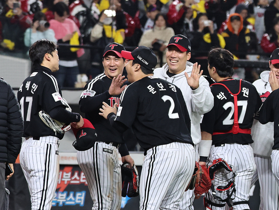 LG Twins players celebrate their 7-4 win over the Hanwha Eagles in Game 4 of the Korean Series at Daejeon Hanwha Life Ballpark in the central city of Daejeon on Oct. 30. [NEWS1]