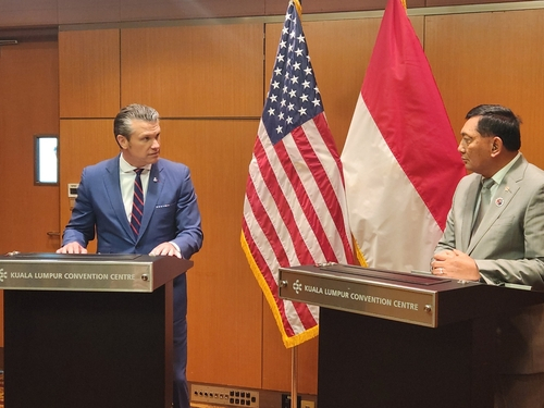 U.S. Defense Secretary Pete Hegseth, left, and Indonesian Defense Minister Sjafrie Sjamsoeddin speak during their meeting on the margins of a security forum in Kuala Lumpur on Oct. 31. [YONHAP] 