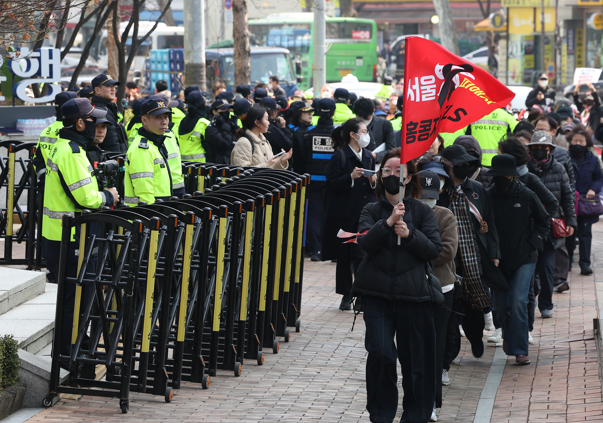 Traders that invested in the Hong Kong-tied derivative products march towards NongHyup Bank in central Seoul on March 15, 2024. [YONHAP] 