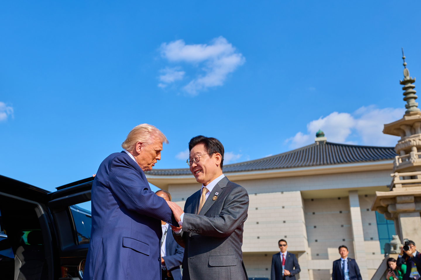 President Lee Jae Myung, right, greets U.S. President Donald Trump upon Trump's arrival at the National Gyeongju Museum, the venue for the Korea-U.S. summit, in Gyeongju, North Gyeongsang, on Oct. 29. [PRESIDENTIAL OFFICE] 