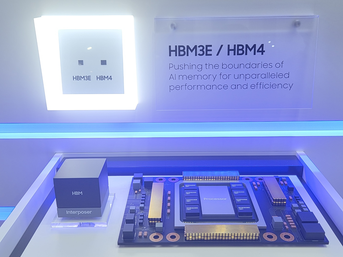 Samsung Electronics showcases physical samples of its sixth-generation high-bandwidth memory HBM4 and HBM3E at its booth during the Semiconductor Exhibition 2025 at Coex in Gangnam District, southern Seoul on Oct. 22. [PARK HAE-LEE]
