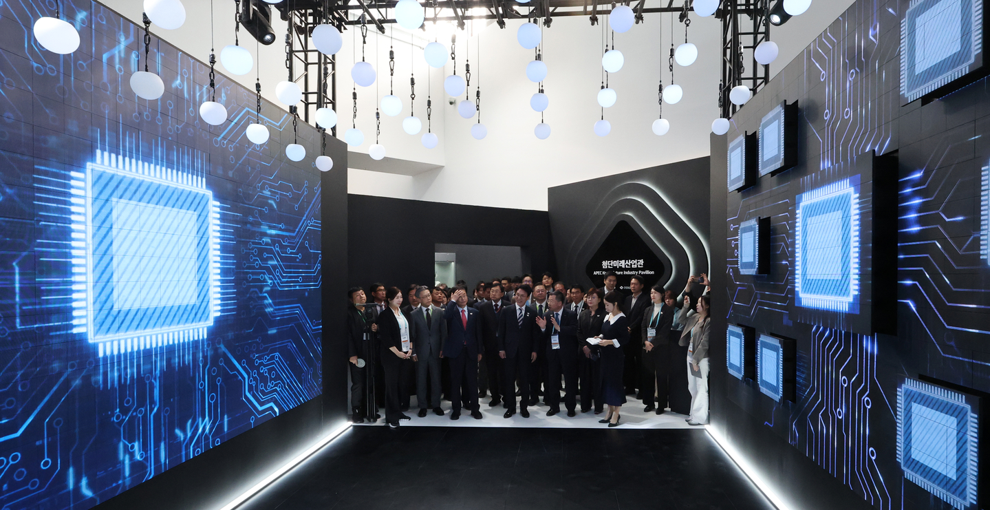 Prime Minister Kim Min-seok tours the advanced future industry hall at the 2025 Gyeongju APEC K-Inno Show held at the Gyeongju Expo Park, North Gyeongsang, on Oct. 30. [JOINT PRESS CORPS]