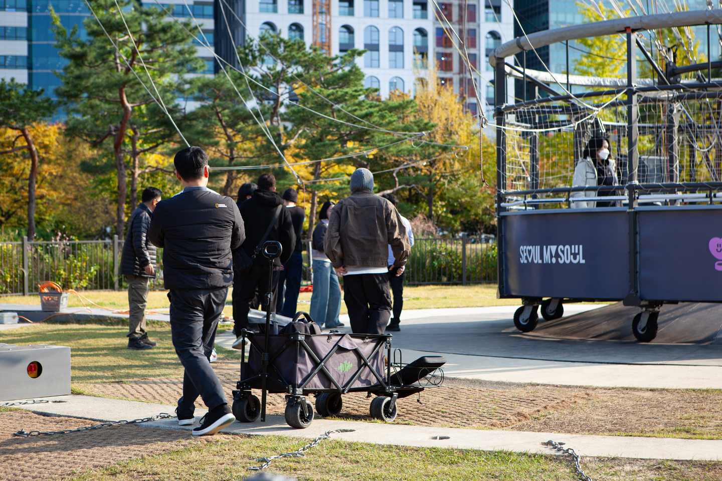 Passengers begin to board the gondola of Seouldal in Yeouido Hangang Park in western Seoul on Oct. 28. [MICHAEL LEE]