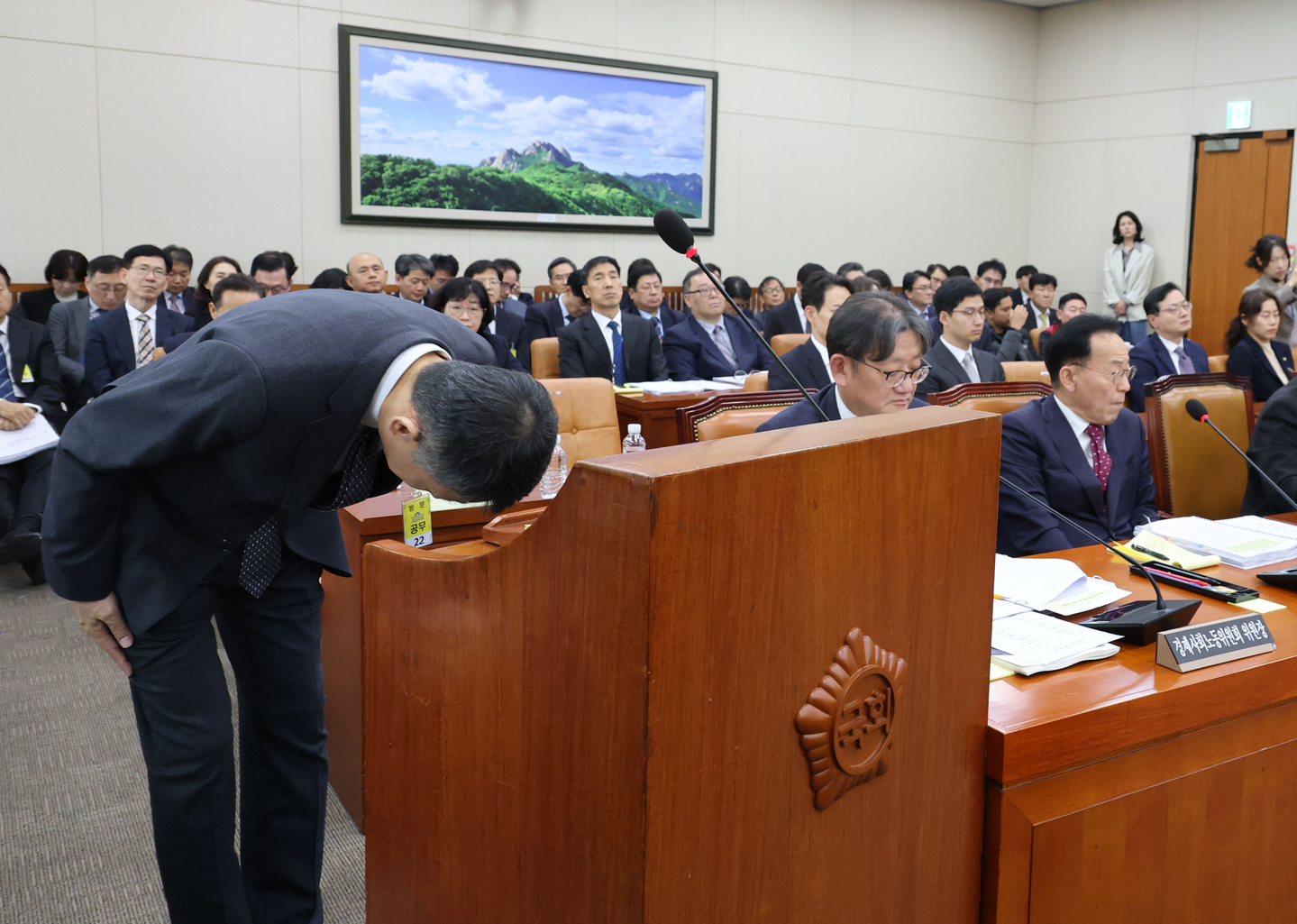 Kim Kwang-il, vice chairman of MBK Partners, apologizes over the Homeplus situation during a parliamentary audit by the National Assembly’s Climate, Energy, Environment and Labor Committee on Oct. 30. [YONHAP]