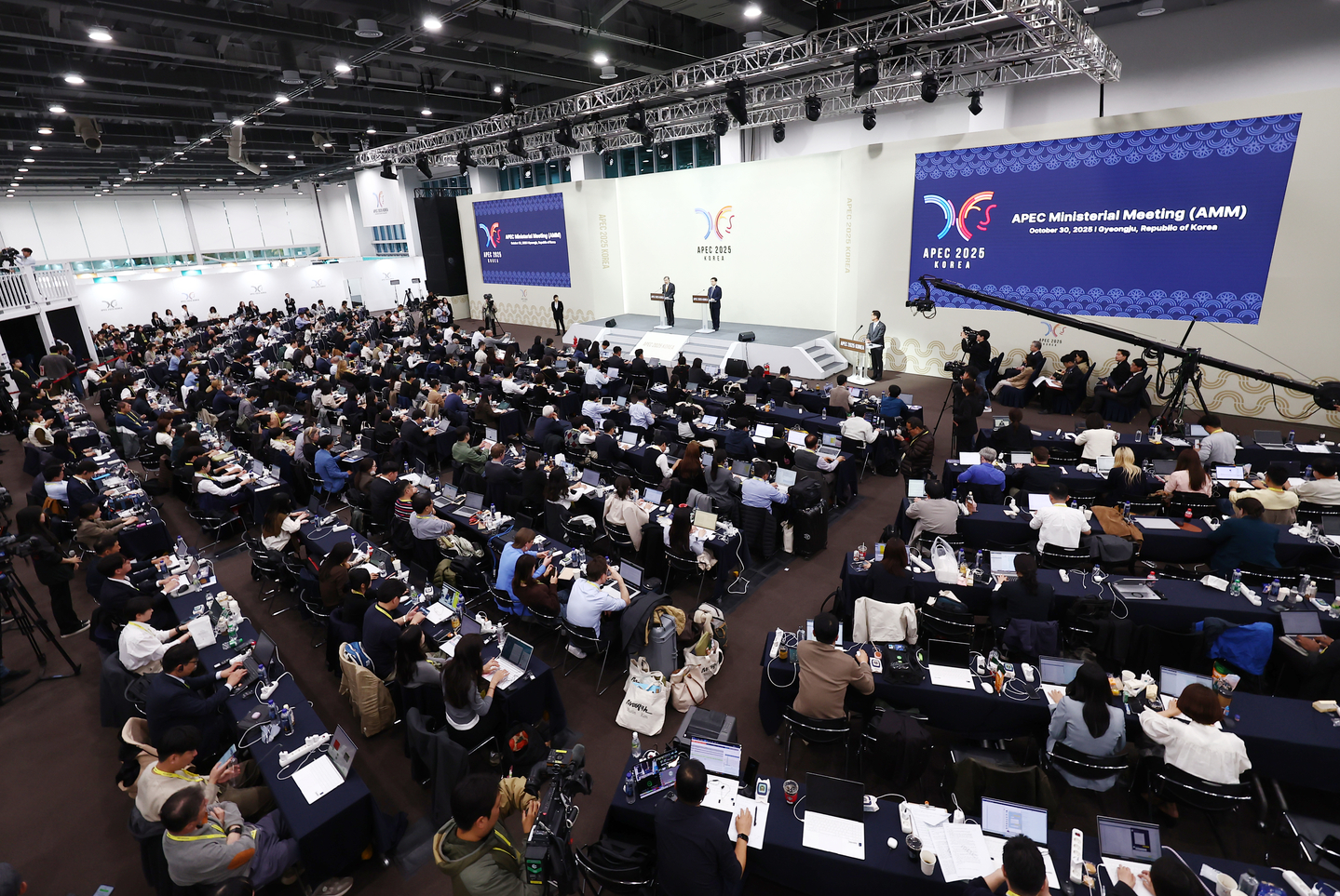 Foreign Minister Cho Hyun and Trade Minister Yeo Han-koo hold a press conference related to the APEC Ministerial Meeting on foreign and trade affairs at the International Media Center near the Hwabaek International Convention Center in Gyeongju, North Gyeongsang, on Oct. 30. [NEWS1]