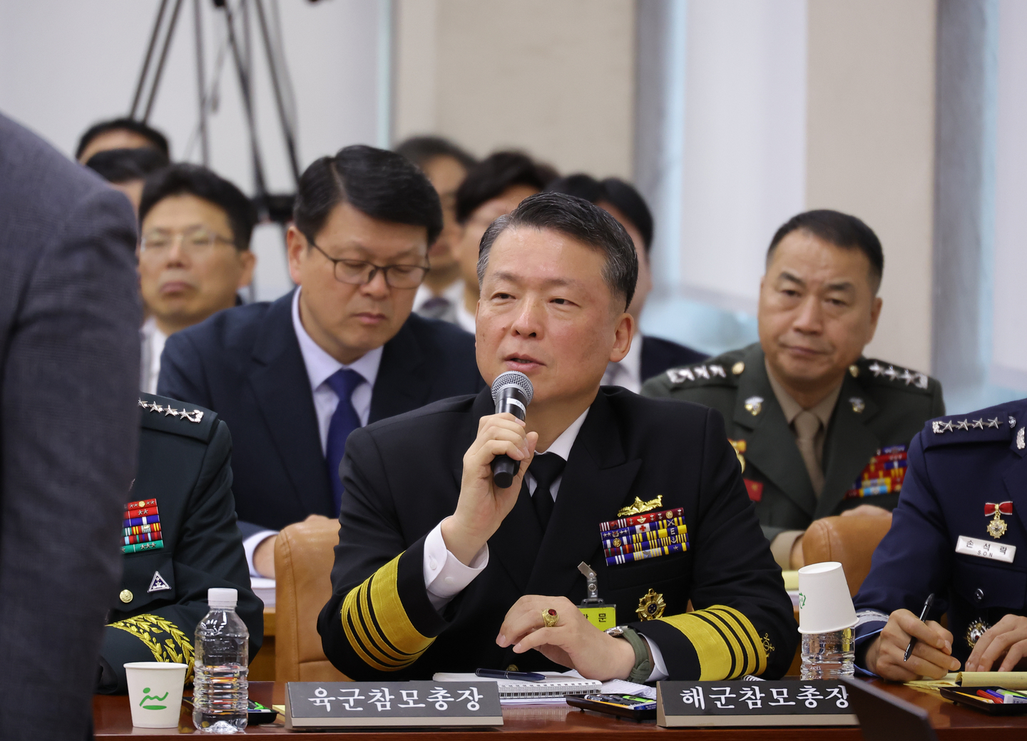 Chief of Naval Operations Adm. Kang Dong-gil responds to lawmakers' questions regarding the country's push to build nuclear-powered submarines at a parliamentary audit session on Oct. 30. [YONHAP]