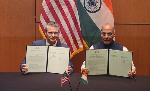 U.S. Defense Secretary Pete Hegseth, left, and Indian Defense Minister Rajnath Singh pose for a photo after signing the 2025 Framework for the U.S.-India Major Defense Partnership in Kuala Lumpur on Oct. 31. [YONHAP] 