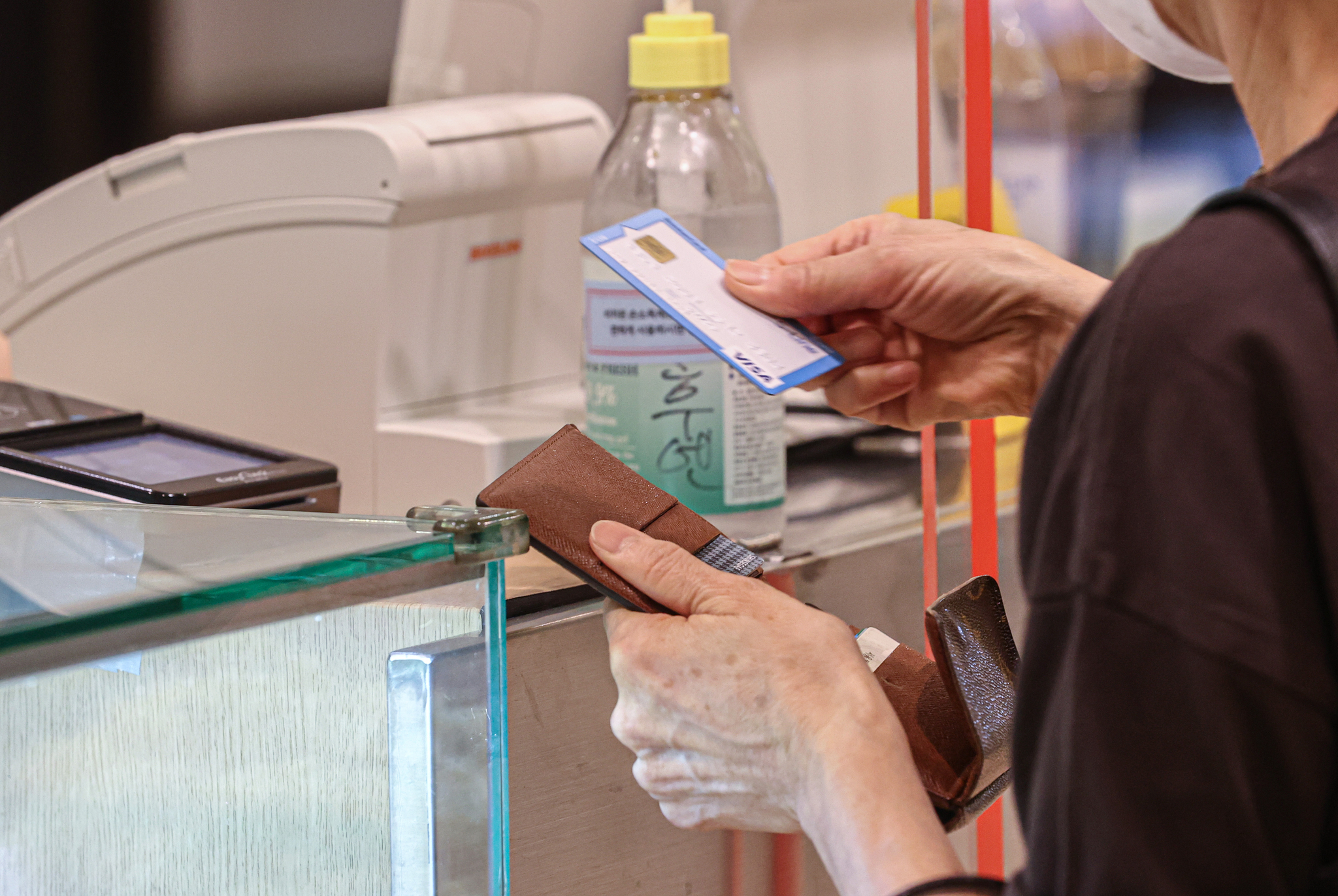 A customer pays in credit card at a store in Seoul on Oct. 1. [YONHAP] 