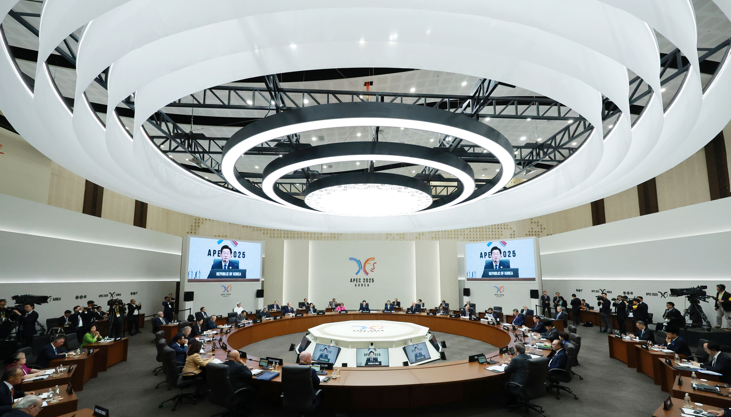President Lee Jae Myung presides over the first session of the 2025 Asia-Pacific Economic Cooperation (APEC) Economic Leaders' Meeting at the Hwabaek International Convention Center (HICO) in Gyeongju, North Gyeongsang, on Oct. 31. [YONHAP]
