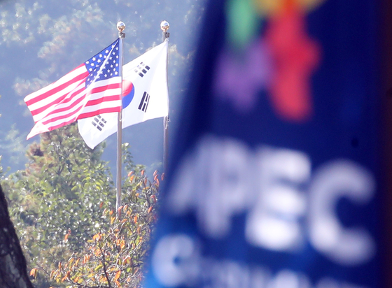 The national flags of the United States and Korea are hoisted at the venue of the U.S.-Korea summit meeting held on the sidelines of the Asia-Pacific Cooperation Economic (APEC) gathering in the southeastern city of Gyeongju on Oct. 29. [YONHAP] 
