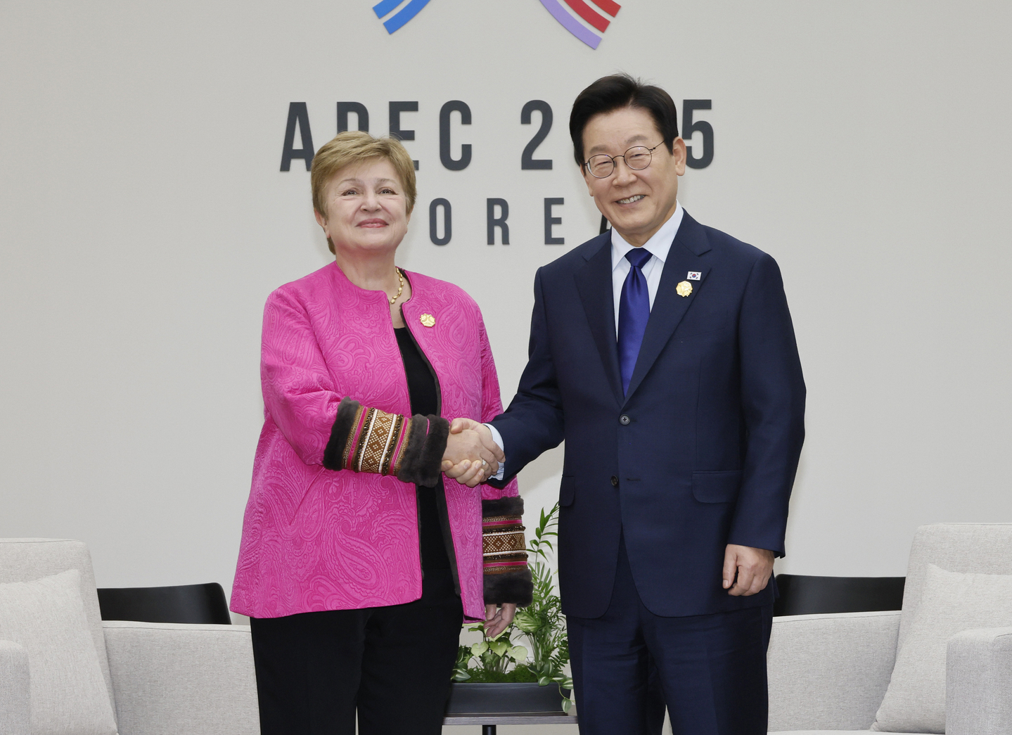 President Lee Jae Myung, right, shakes hands with Kristalina Georgieva, managing director of the International Monetary Fund, during a summit at the Gyeongju Hwabaek International Convention Center in Gyeongju, North Gyeongsang, on Oct. 31. [PRESIDENTIAL PRESS CORPS]