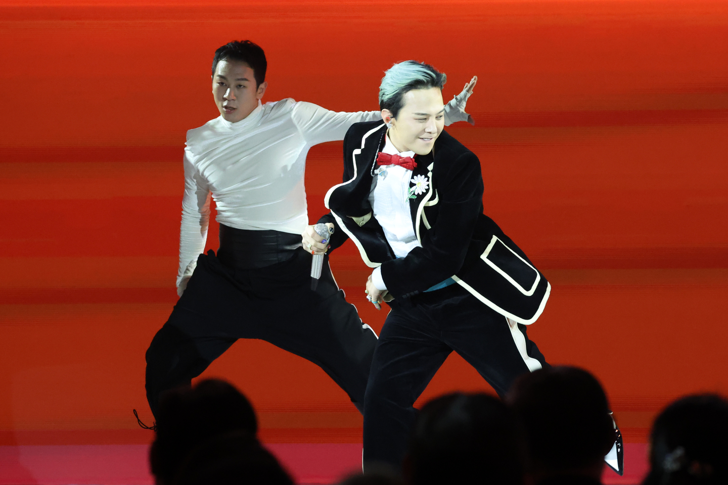 K-pop megastar G-Dragon, right, performs at the APEC summit gala dinner at the Lahan Select hotel in Gyeongju, North Gyeongsang, on Oct. 31. [YONHAP] 