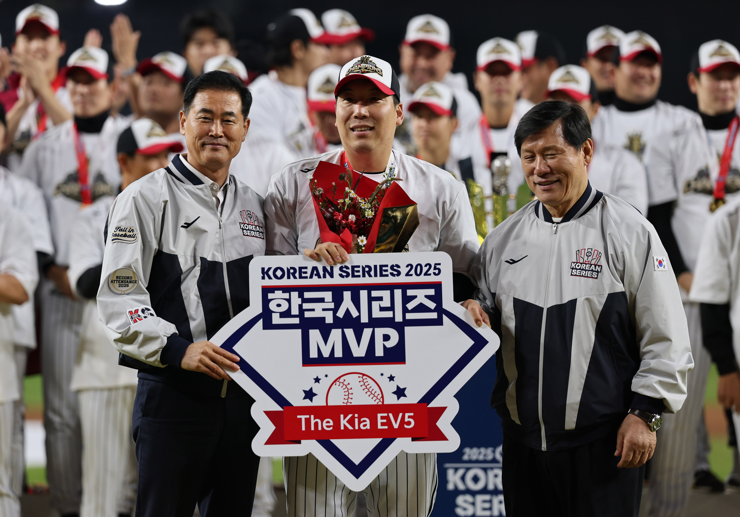 Kim Hyun-soo of the LG Twins, center, poses with a sign naming him the MVP of the 2025 Korean Series following the Twins' 4-1 win over the Hanwha Eagles in Game 5 at Daejeon Hanwha Life Ballpark in the central city of Daejeon on Oct. 31. [YONHAP]