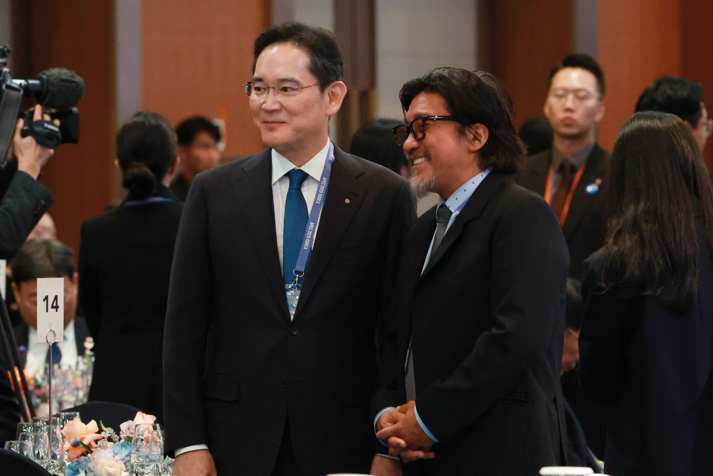 Samsung Electronics Executive Chairman Lee Jae-yong, left, and celebrity chef Edward Lee, who was in charge of the food for the welcome banquet for the APEC summit, attend the gala dinner in Gyeongju, North Gyeongsang, on Oct. 31. [YONHAP]
