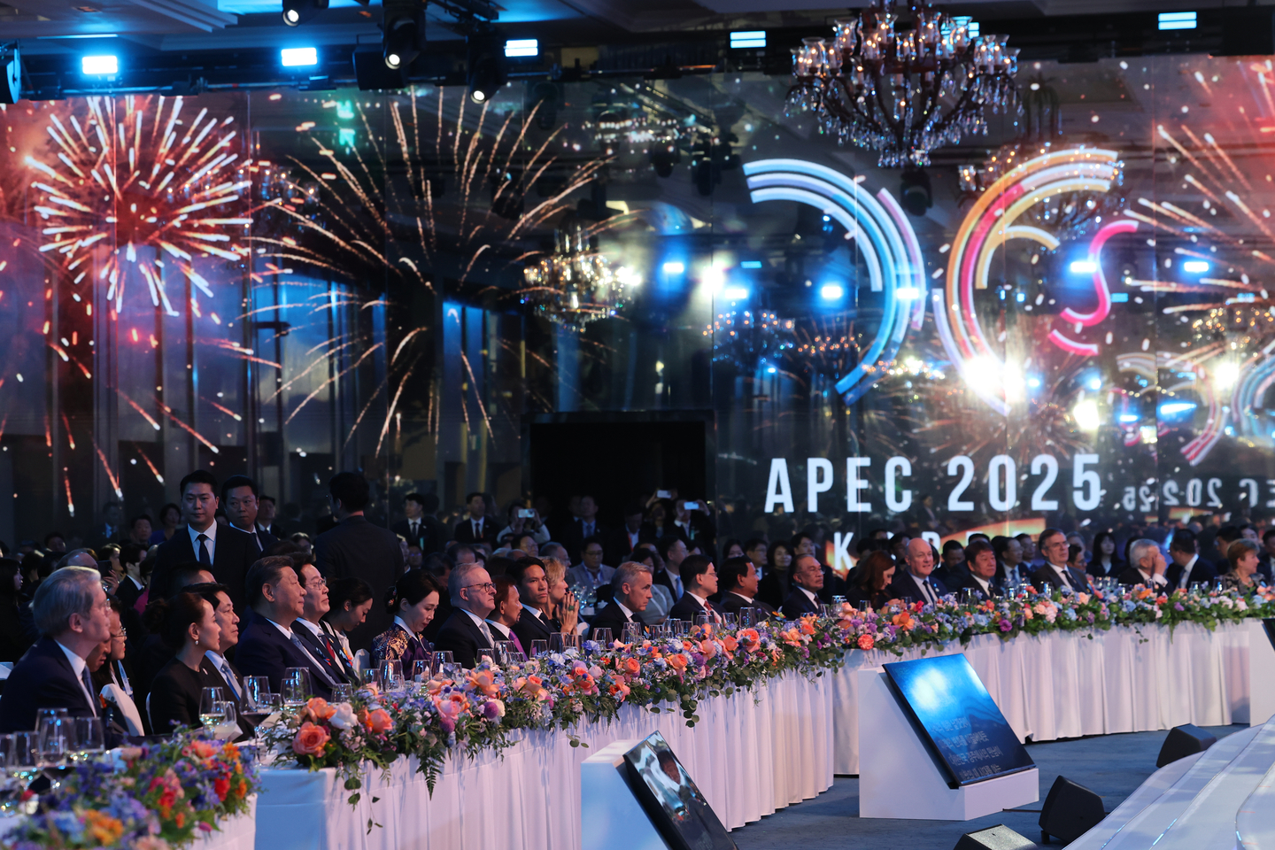 Korean President Lee Jae Myung, first lady Kim Hea Kyung and world leaders applaud at the APEC gala dinner at a hotel in Gyeongju, North Gyeongsang, on Oct. 31. [YONHAP]