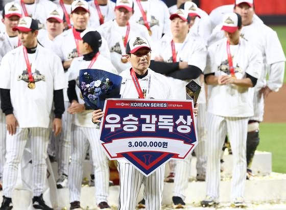 Kim Hyun-soo of the LG Twins, center, poses with a sign naming him the MVP of the 2025 Korean Series following the Twins' 4-1 win over the Hanwha Eagles in Game 5 at Daejeon Hanwha Life Ballpark in the central city of Daejeon on Oct. 31. [YONHAP]