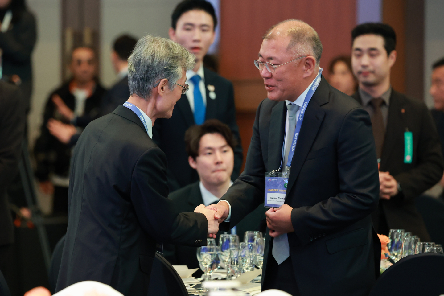 Hyundai Motor Group Executive Chair Euisun Chung, right, greets Supreme Court Chief Justice Jo Hee-de at the APEC leaders’ gala dinner in Gyeongju, North Gyeongsang, on Oct. 31. [YONHAP]