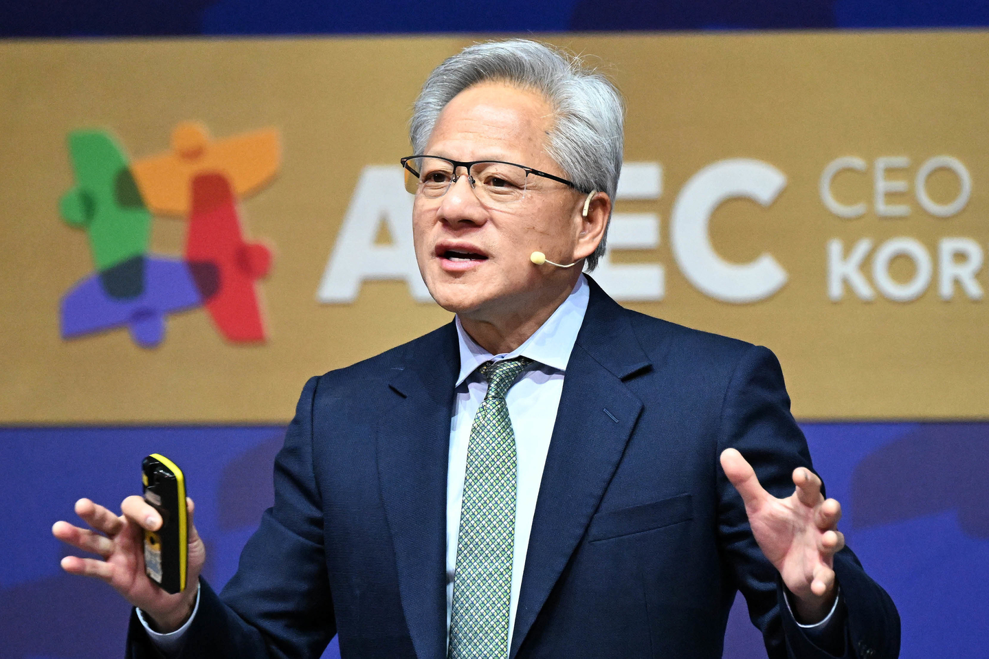Nvidia CEO Jensen Huang delivers a keynote speech at Gyeongju Arts Center, one of the venues of the Asia-Pacific Economic Cooperation CEO Summit in North Gyeongsang on Oct. 31. [JOINT PRESS CORPS]