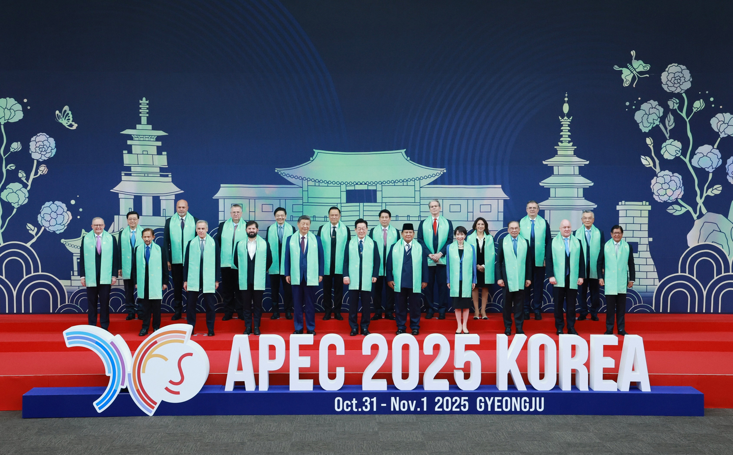 APEC leaders pose for a group photo during the Asia-Pacific Economic Cooperation (APEC) summit wearing modern reinterpretations of hanbok scarves, symbolizing the harmony between Korea’s cultural heritage and the creative spirit of hangul at the Gyeongju Hwabaek International Convention Center in Gyeongju, North Gyeongsang, on Nov. 1. [YONHAP]
