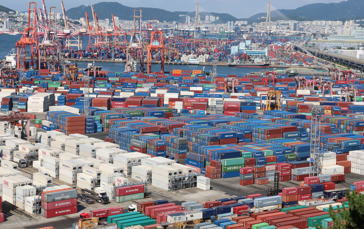 Containers are waiting to be shipped at a port in the southeastern city of Busan on July 31. [YONHAP]