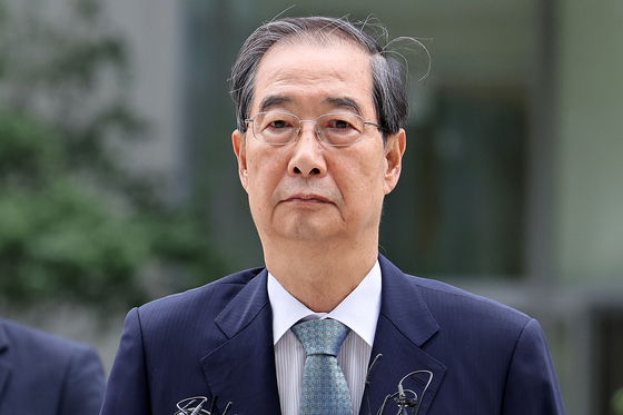 Former Prime Minister Han Duck-soo appears for questioning at the office of special counsel Min Joong-ki's team, which is investigating allegations surrounding first lady Kim Keon Hee, at the KT Gwanghwamun Building in Jongno District, Seoul, on Sept. 9. Han faces allegations of taking bribes and exerting influence in personnel matters linked to Seohui Construction. [YONHAP]
