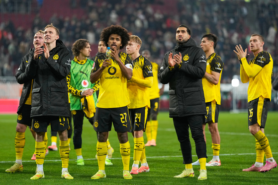 Borussia Dortmund applaud supporters at the end of a Bundesliga match against FC Augsburg in Augsburg, Germany on Oct. 31. [AP/YONHAP]