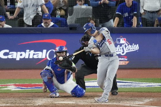 Los Angeles Dodgers catcher Will Smith (16) hits a home run against the Toronto Blue Jays in the eleventh inning during game seven of the 2025 MLB World Series at Rogers Centre in Toronto, Ontario, on Nov. 1. [REUTERS/YONHAP]