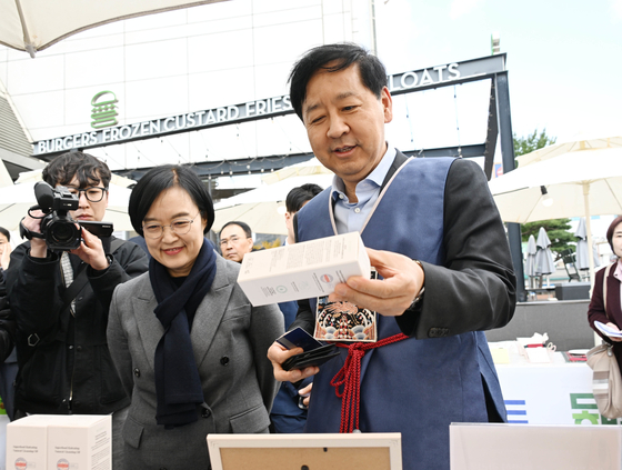 Finance Minister Koo Yun-cheol visits the Korea Grand Festival in Jung District, central Seoul on Nov. 2. [NEWS1]