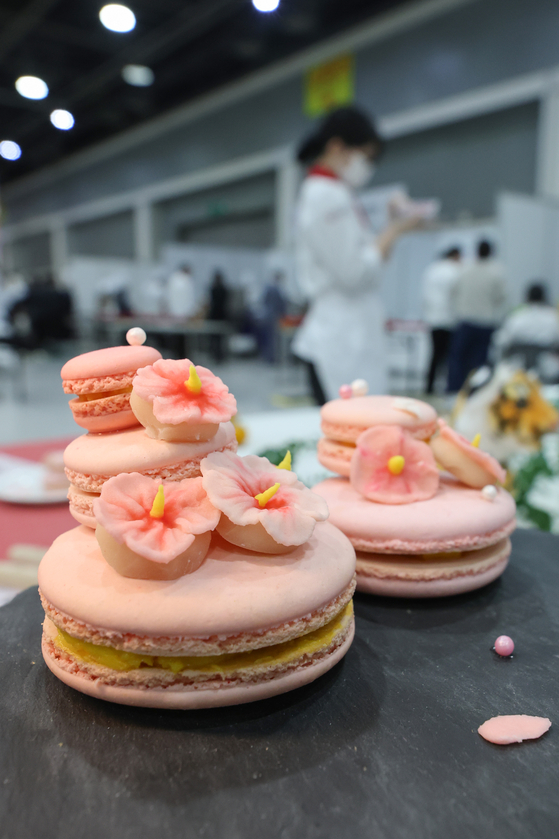 Mugunghwa-themed macarons are on display at the Korea Local Culinary Expo & International Top Chef Competition held at the aT Center in Seocho District, southern Seoul, on Nov. 2. [YONHAP]