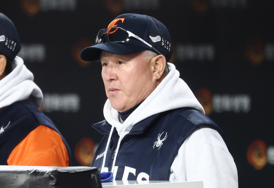 Hanwha Eagles manager Kim Kyung-moon watches Game 5 of the Korean Series against LG Twins at Daejeon Hanwha Life Ballpark in Daejeon on Oct. 31. [YONHAP]