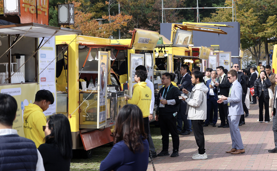 Participants of the APEC CEO Summit enjoy food from a food truck at the Gyeongju Arts Center in Gyeongju, North Gyeongsang, on Oct. 30. [KIM SEONG-RYONG]