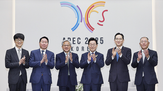 Industry leaders and President Lee Jae Myung pose for a photo at the HICO convention center in Gyeongju, North Gyeongsang, on Oct. 31. From left are: Naver Founder Chairman Lee Hae-jin, SK Group Chairman Chey Tae-won, Nvidia CEO Jensen Huang, President Lee, Samsung Electronics Executive Chairman Lee Jae-yong and Hyundai Motor Group Executive Chair Euisun Chung. [PRESIDENTIAL OFFICE]
