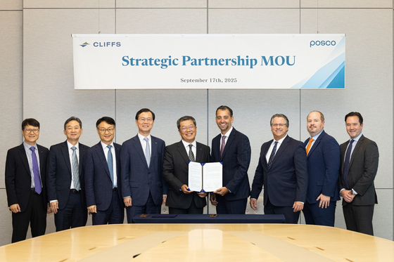 Management from Posco and Cleveland-Cliffs, including Shin Sung-won, center left, head of corporate planning and finance at Posco, and Celso Goncalves, center right, Cleveland-Cliffs’ executive vice president and chief financial officer, pose for photos at the Posco Center in southern Seoul on Sept. 17. [CLEVELAND-CLIFFS]