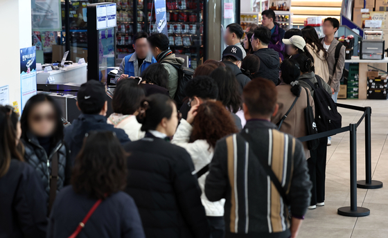 Passengers wait to board the Hangang Bus ferry at the Yeouido departure point in western Seoul on Nov. 2. [YONHAP]