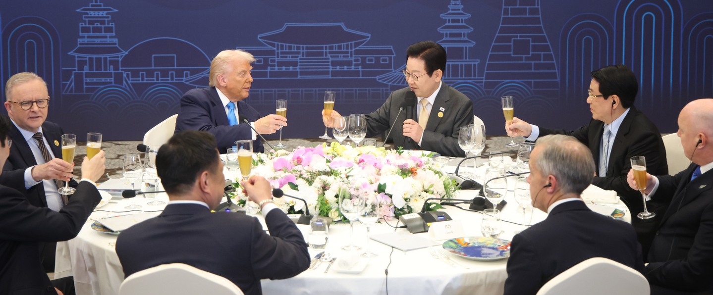  President Lee Jae Myung and U.S. President Donald Trump toast during a state dinner hosted by President Lee at the Hilton Hotel in Gyeongju, North Gyeongsang, on Oct. 29. Seated clockwise from right of President Lee are Vietnamese President Luong Cuong, New Zealand Prime Minister Christopher Luxon, Canadian Prime Minister Mark Carney, Thai Prime Minister Anutin Charnvirakul, Singaporean Prime Minister Lawrence Wong, and Australian Prime Minister Anthony Albanese. [JOINT PRESS CORPS]
