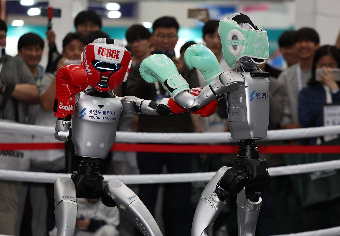 A humanoid robot developed by Chinese robotics company Unitree, demonstrates kickboxing moves at the booth of drone and robotics solutions company Youngin Mobility during the 2025 Daegu Robot Expo at Exco in Buk District, Daegu, on Oct. 22. [YONHAP]